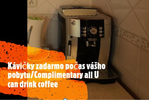 利普托斯基米库拉斯Tatralandia Apartmán 341的旁边配有橙色带子的咖啡机