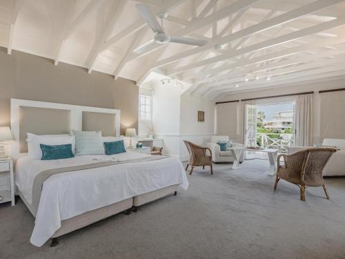 普利登堡湾Cottage Pie by Robberg的一间卧室配有一张大床和吊扇