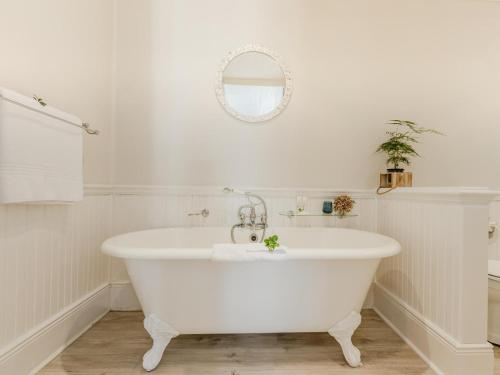 普利登堡湾Cottage Pie by Robberg的浴室设有白色浴缸及镜子