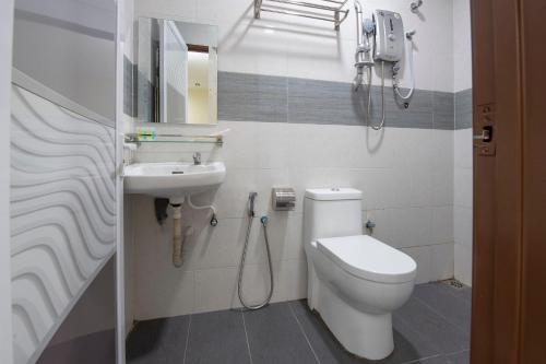 JasinOYO 90380 Hotel Jasin的一间带卫生间和水槽的浴室