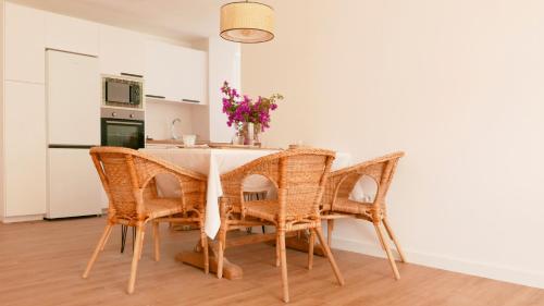 马拉加MálagadeVacaciones - Thiele的厨房配有餐桌和藤椅