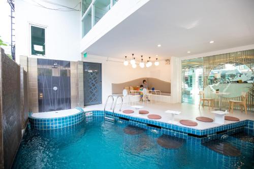 清迈Nimman Mai Design Hotel Chiang Mai - SHA Plus的中间有一座游泳池的房子