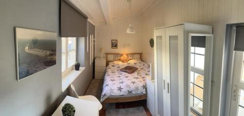 基姆湖畔贝尔瑙Ferienhaus Schmidt的一间小卧室,卧室内配有一张床铺