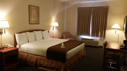 Westmorland威斯特摩兰美国最有价值旅馆的酒店客房设有床和窗户。