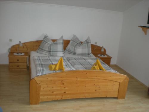 斯拉德明Landhaus - Neubauer的一间卧室配有一张带黄鞋的木床