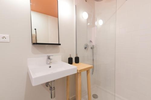 奥良Casa Rosa Villa with Pool in Olhao Centre的白色的浴室设有水槽和淋浴。