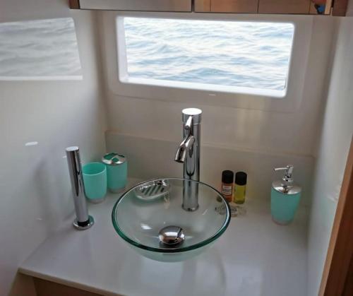 罗西尼亚诺－索尔瓦伊Marina Yacht Charter的带窗户的浴室内的玻璃水槽