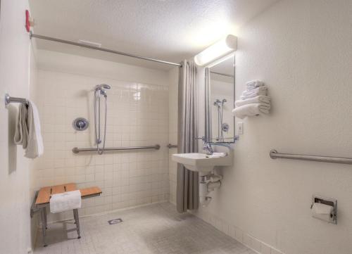 科斯塔梅萨科斯塔梅萨6号汽车旅馆的一间带水槽和镜子的浴室
