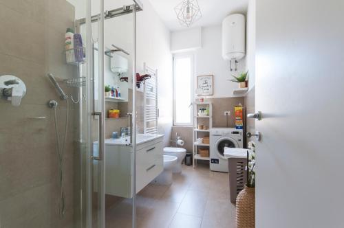 米兰YouHosty - Algardi 5的带淋浴、卫生间和盥洗盆的浴室