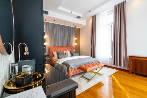 贝尔格莱德NATALI Luxury suites的一间卧室配有一张床和一张书桌