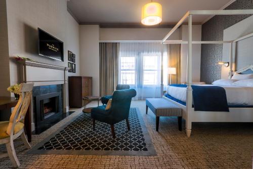 旧金山旧金山沃里克酒店的酒店客房配有一张床和一个壁炉。
