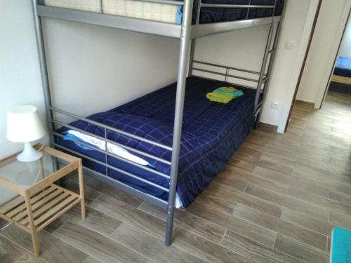 巴塞罗那Coqueto apartamento的一间卧室设有两张双层床和一张桌子
