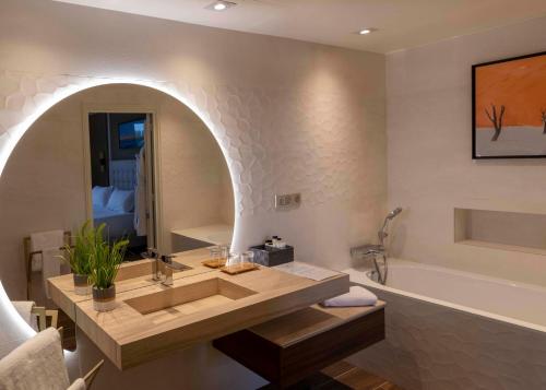茹瓦尼拉寇特圣雅克酒店的浴室配有盥洗盆和浴缸。