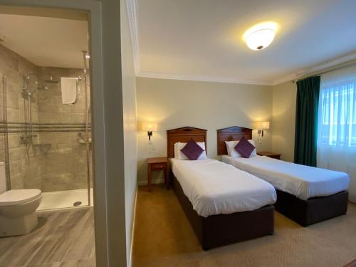 劳勒斯酒店客房内的一张或多张床位