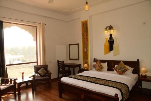 萨瓦伊马多普尔Omak Tiger Seven的一间卧室设有一张床和一个大窗户