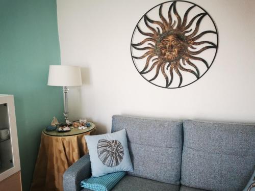 杰若米斯Cara Catherine的客厅配有沙发和墙上的时钟