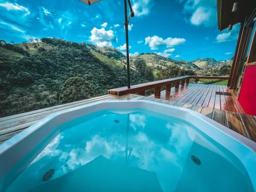 贡萨尔维斯艾斯贝洛达瓜旅馆的山景甲板上的热水浴池