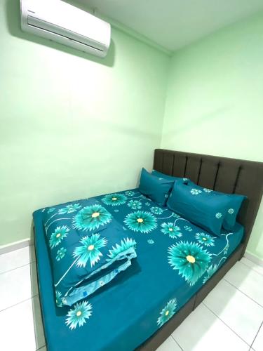 马日丹那Green House Homestay的一张带蓝色床单和蓝色枕头的床