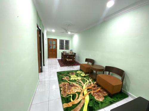 马日丹那Green House Homestay的走廊上设有桌椅和花毯