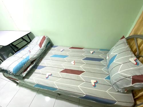 马日丹那Green House Homestay的一张床上有两个枕头的房间