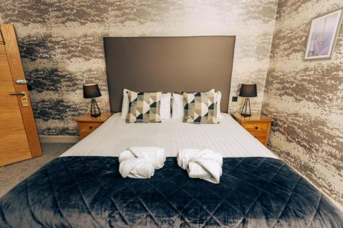 克里夫加斯托塔楼宾馆的一间卧室配有带毛巾的床