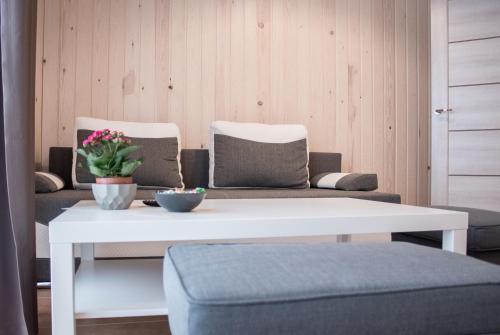 马多纳Sila terases的带沙发和白色咖啡桌的客厅