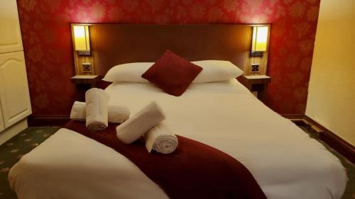 斯泰普尔福德鹈鹕旅馆的卧室配有带毛巾的大型白色床