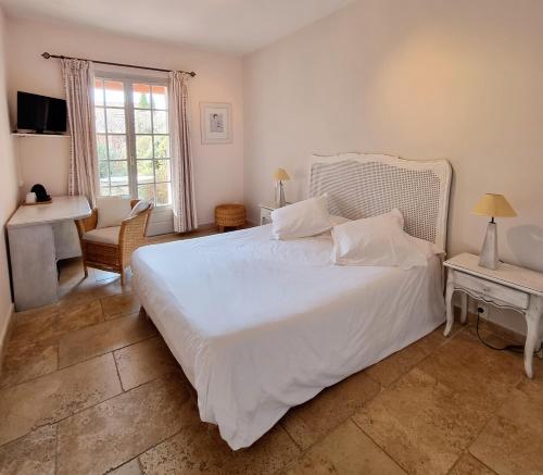 莫桑莱阿尔皮莱卡斯蒂巴克斯酒店的卧室配有一张白色大床和一张书桌