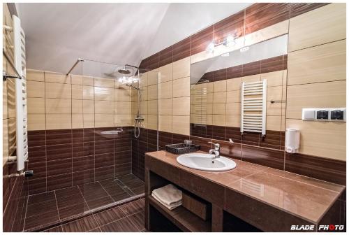瓦尔卡Hotel Warka的一间带水槽和镜子的浴室