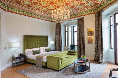 昆卡Itza Hotel Boutique Internacional的一间卧室配有一张大床和一个吊灯。