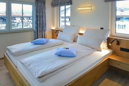 巴特维塞Lake Life 9的一间卧室配有两张带蓝色枕头的床。