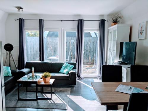库克斯港Dat lütte Strandhuus的客厅配有沙发和桌子