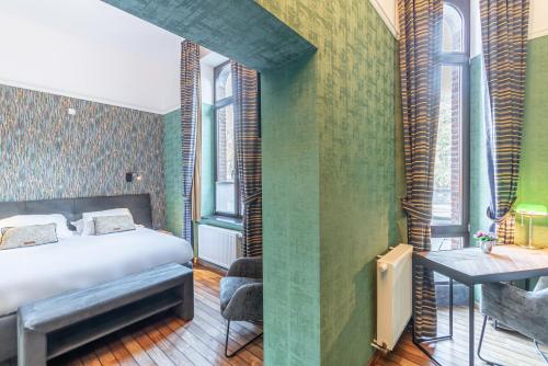 杜柏Hotel des Comtes Durbuy的卧室配有一张床、一张书桌和窗户。
