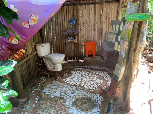 小玉米岛Ensueños big rooms的木质结构的浴室设有卫生间