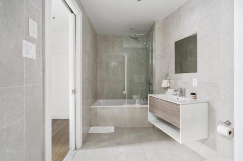 蒙特利尔Bakan- Palais des Congres, Convention Centre的白色的浴室设有浴缸和水槽。