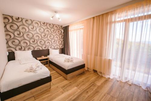 MiladinowziПиргуля的一间卧室设有两张床和窗户。