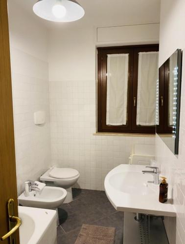 福利尼奥Silio 12的白色的浴室设有2个盥洗盆和1个卫生间。