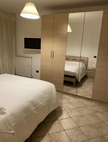 福利尼奥Silio 12的一间卧室配有两张床和镜子