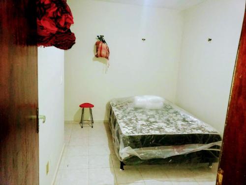 尼西亚弗洛雷斯塔DUPLEX BEIRA MAR TABATINGA的一间房间,里面设有床和凳子