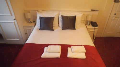 伦敦阿兰大楼酒店的一间卧室配有一张大床和两个枕头