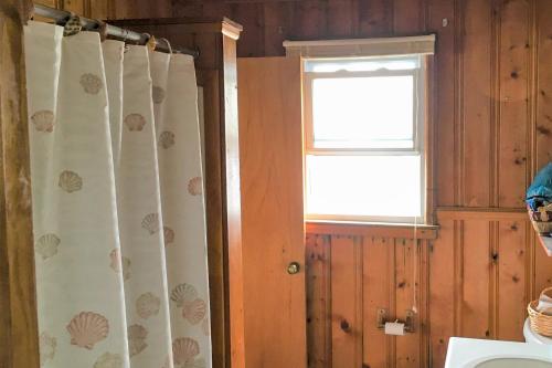 橡树岛The Ocean Rose的带淋浴帘和窗户的浴室