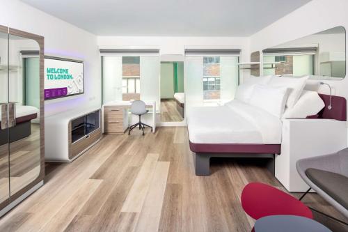 伦敦YOTEL London City的一间酒店客房,配有一张床和一台电视