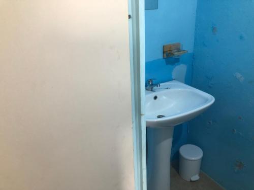 Saint-Pierrekolay chambre HOTE的浴室配有白色水槽和卫生间。