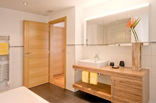 采尔马特Jägerhof Serviced Apartements的一间带水槽和镜子的浴室