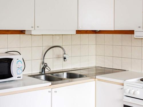 塔尔伯格Apartment TÄLLBERG的厨房配有水槽和微波炉