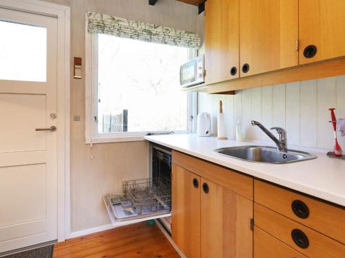斯泰厄6 person holiday home in Stege的一个带水槽和窗户的小厨房