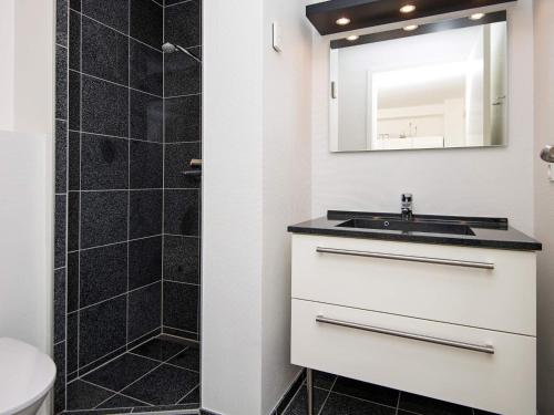 博恩瑟Apartment Bogense IV的一间带水槽和淋浴的浴室