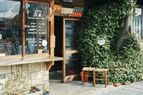 京都京都五条旅舍的建筑前有两把凳子的商店