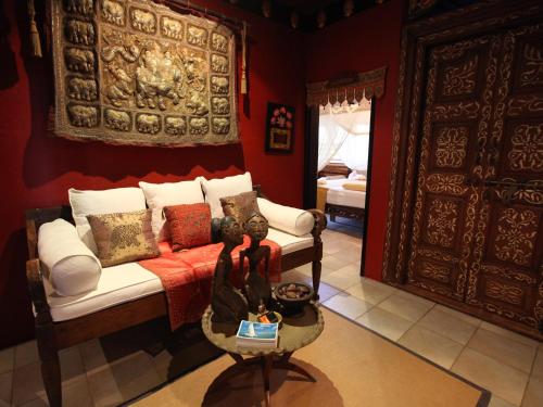卡索瓦瑞麦泰度假酒店的客厅配有沙发和桌子