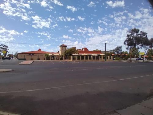 卡尔古利Across the road from the best Pub in Kalgoorlie!!!的大楼前的一个空停车位